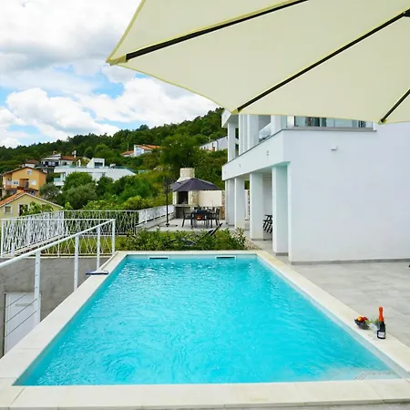 Val - Four Seasons Escape In Hillside *