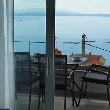 Val - Four Seasons Escape In Hillside *