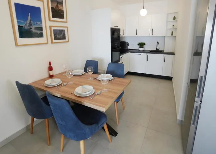 Val - Four Seasons Escape With Sea View And Swimming Pool Apartmán Opatija
