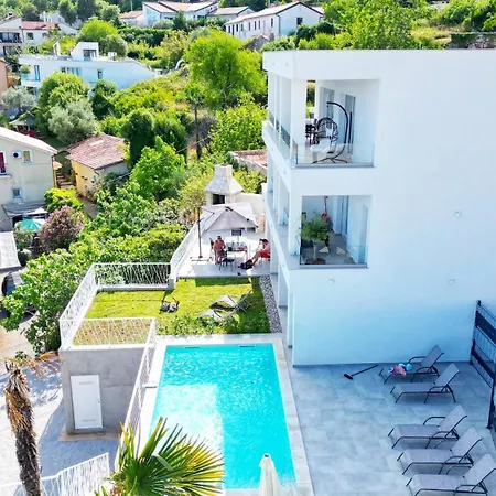 Val - Four Seasons Escape With Sea View And Swimming Pool Daire